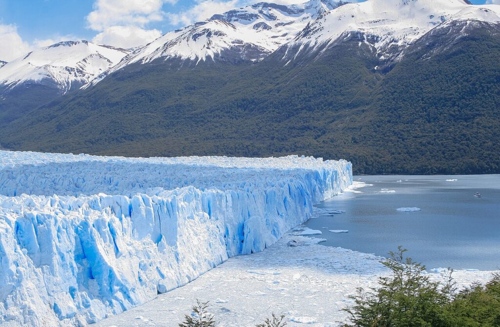 船から、氷河の高さを測る。視点を変えて確かめる