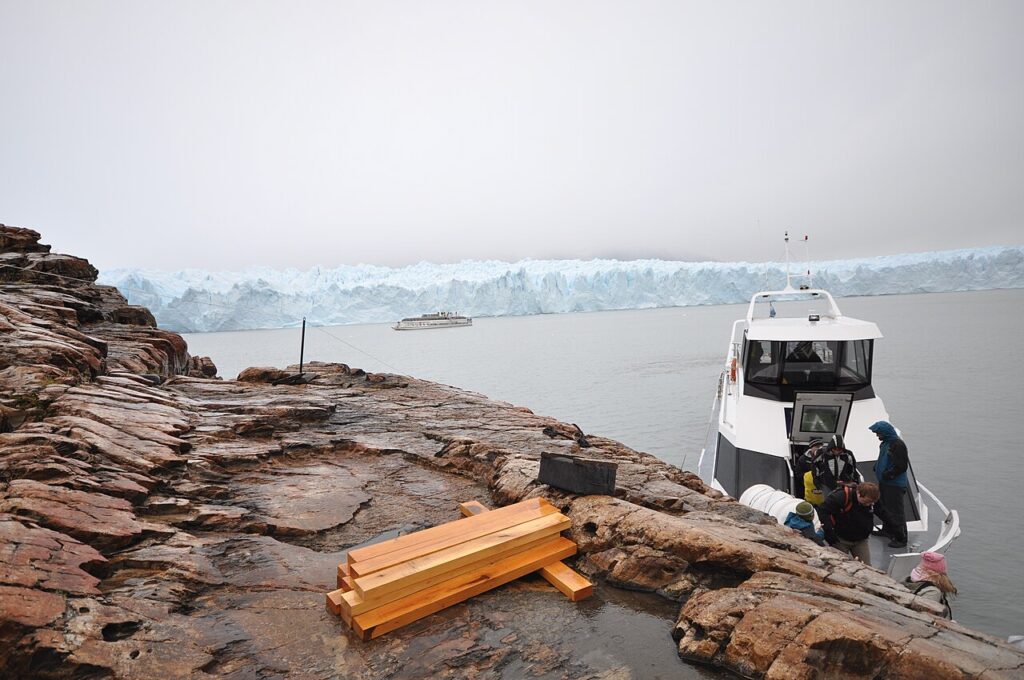 船から、氷河の高さを測る。移動の途中で見える風景