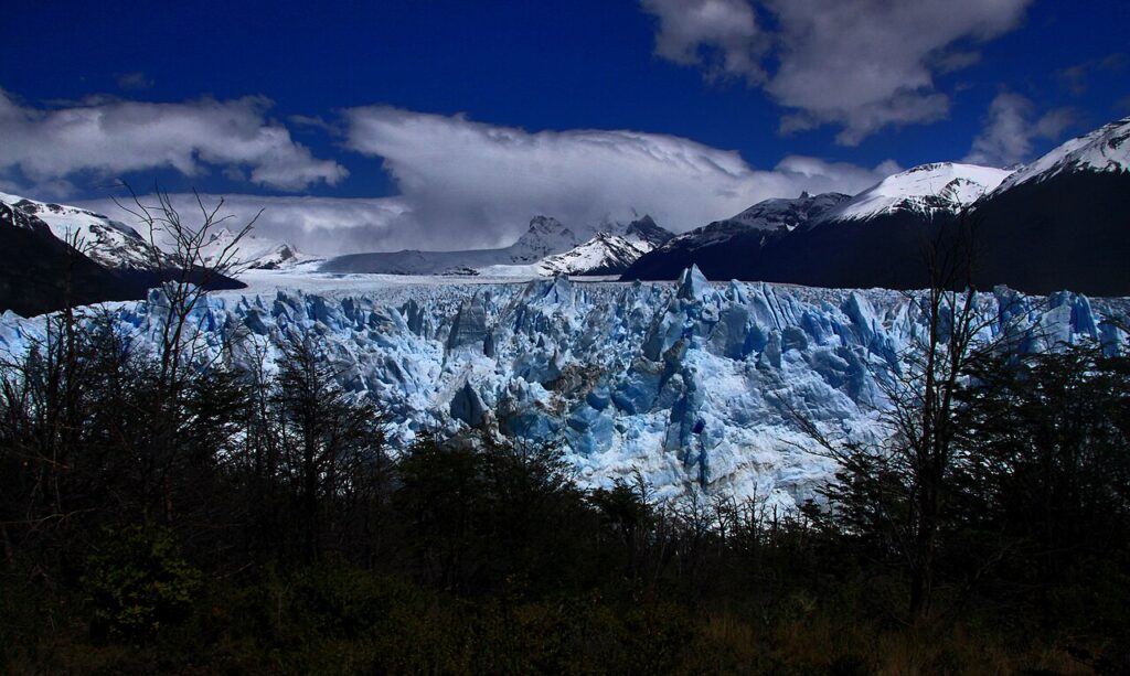 湖の奥にある、もう一つの氷河世界。移動の途中で見える風景