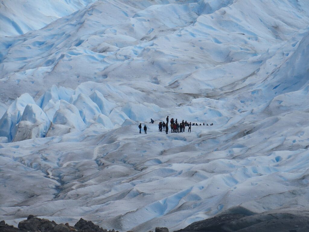 湖の奥にある、もう一つの氷河世界。視点を変えて確かめる