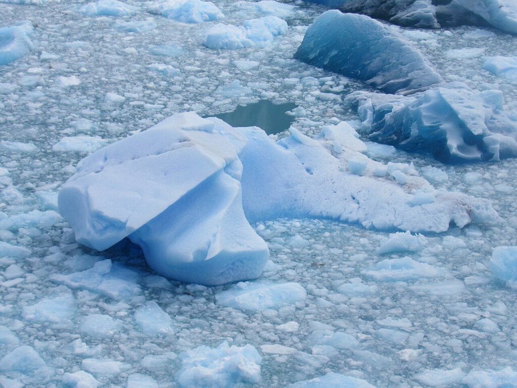 湖の奥にある、もう一つの氷河世界。移動の途中で見える風景