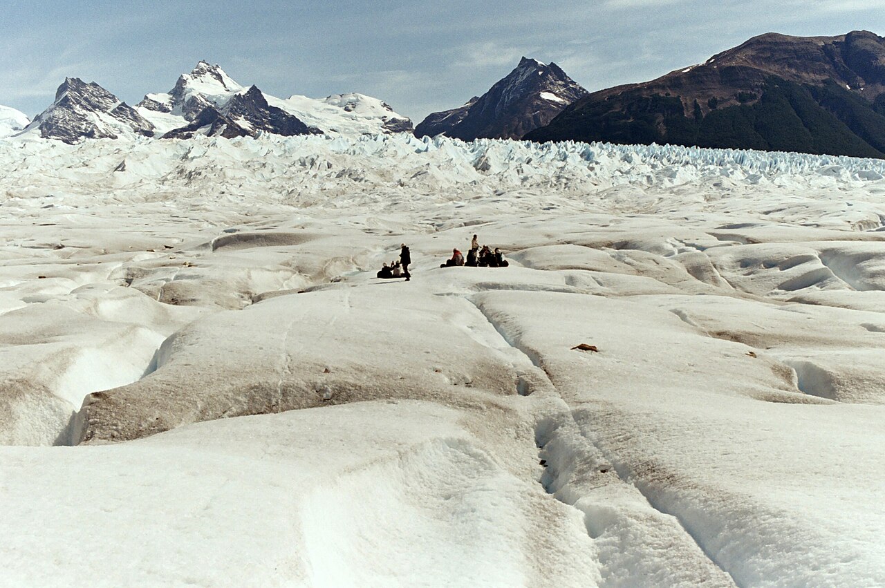 湖の奥にある、もう一つの氷河世界