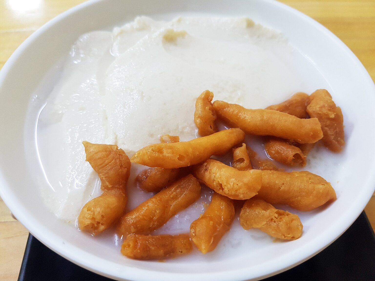 皿に盛った豆花と小さな揚げパン（タイで撮影）