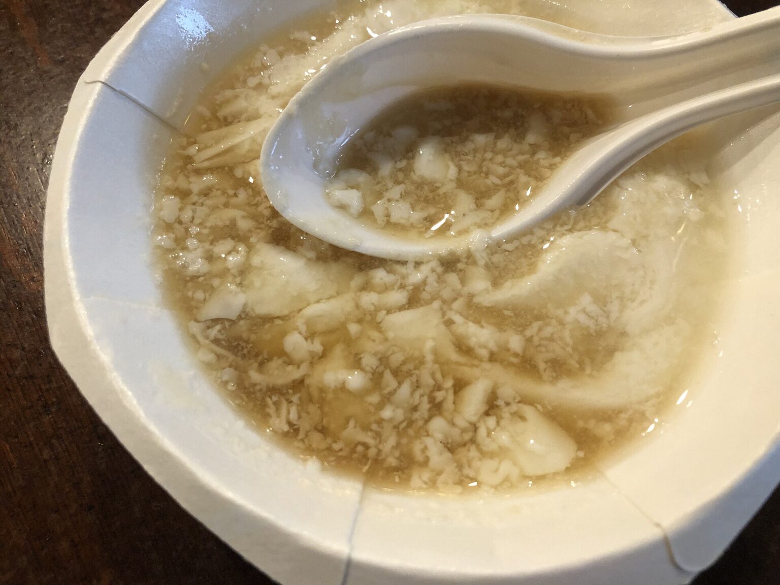 匙を入れた落花生入りの豆花（台北で撮影）