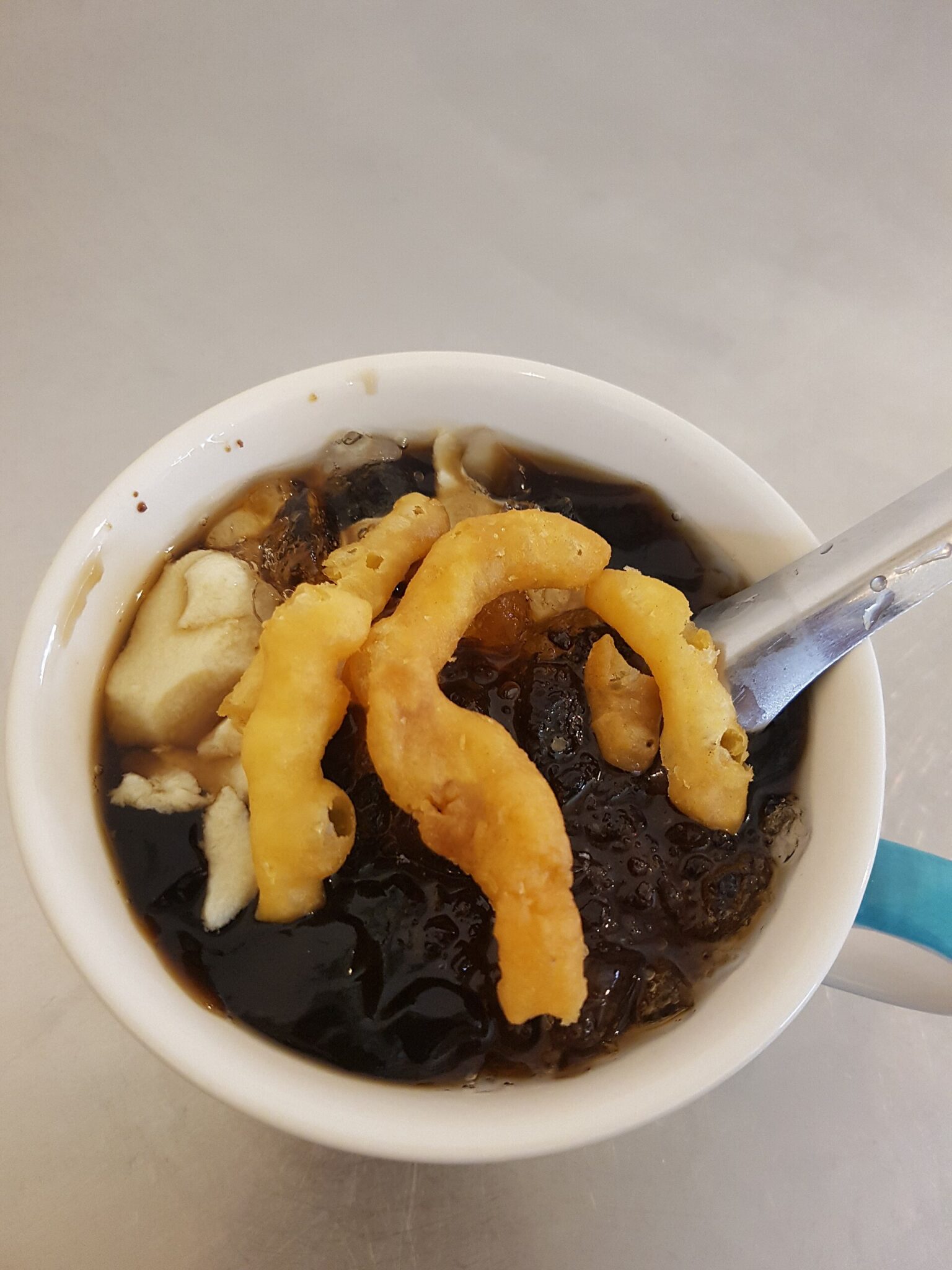 小さな揚げパンを載せた冷たい豆花（タイ・バンコクで撮影）