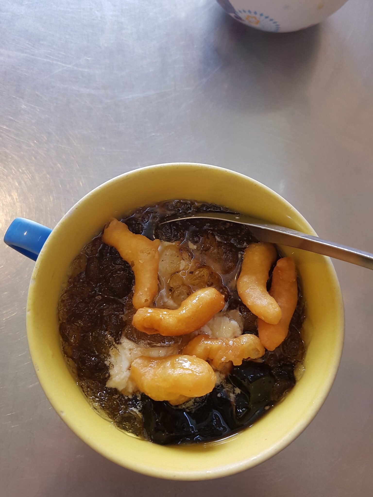 揚げパンと黒い具を合わせた冷たい豆花（タイ・バンコクで撮影）