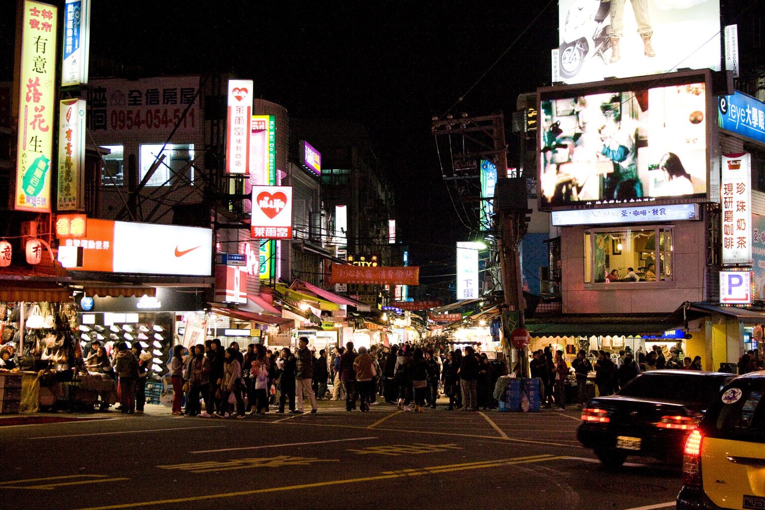 夜の士林夜市の入口付近。ネオンの下を大勢の人が行き交う（台北）