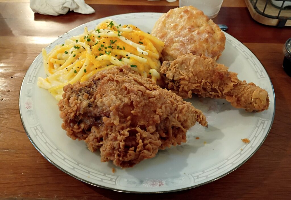 ハニーバター・フライドチキン。揚げたてに温めた蜜バターを刷毛で塗る。