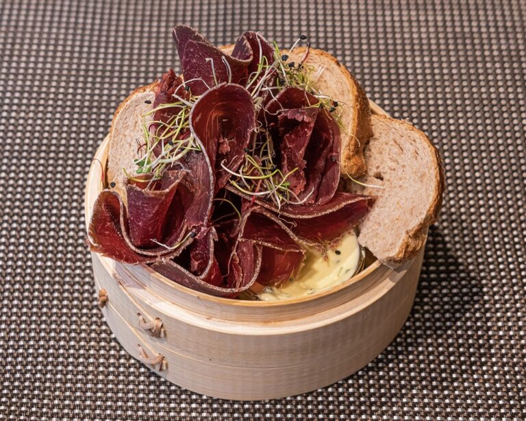 乾燥室に吊るされた肉