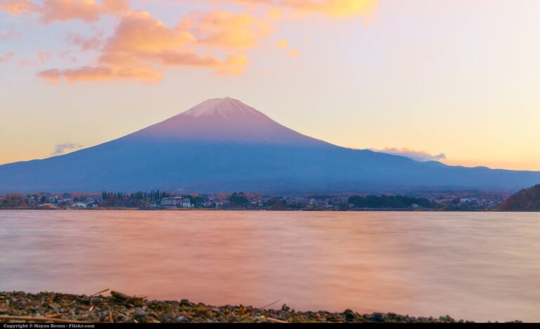 朝焼けの湖面と山