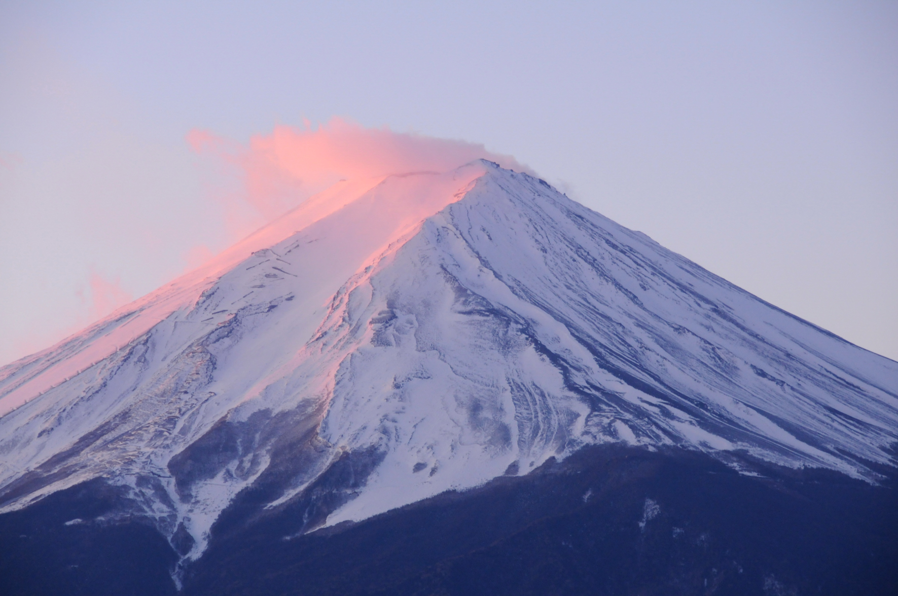 朝日で赤く染まる山肌