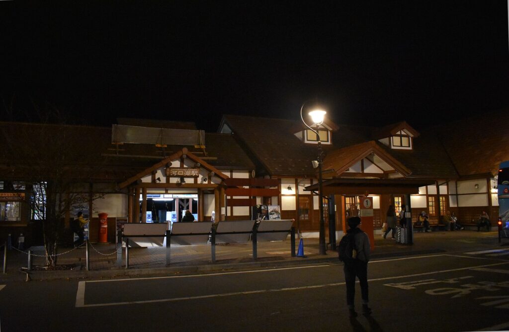 夜の河口湖駅。最終のバスが着くころには、駅前の店はほとんど閉まっている