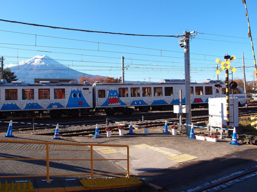 富士山を描いた富士急行の電車。写真は冬で、雪をかぶった富士山が奥に見えている