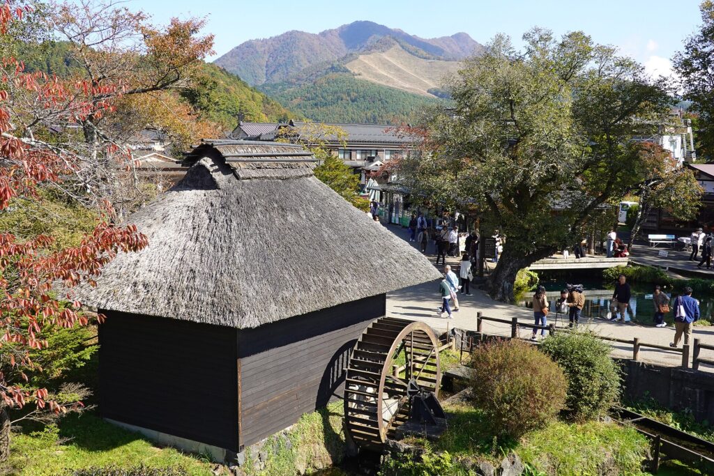 秋の忍野の集落