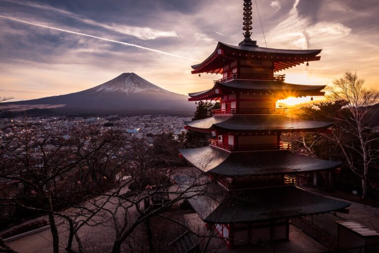 夕日を背にした塔