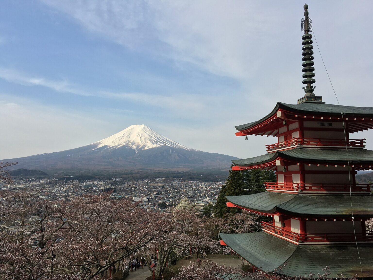 忠霊塔と富士吉田の街と山。塔は五重塔の形をしている