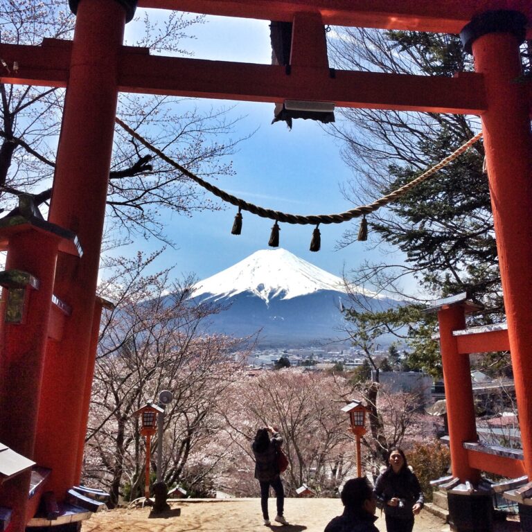春の鳥居ごしに見る山