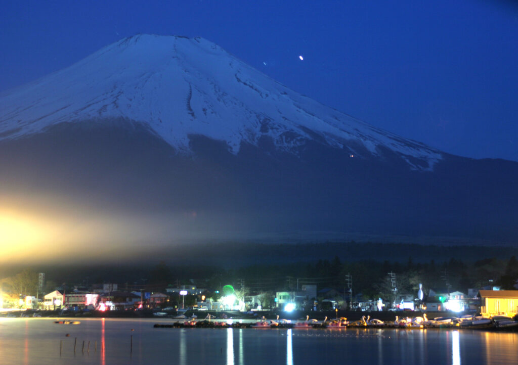 山中湖畔の夜景と山
