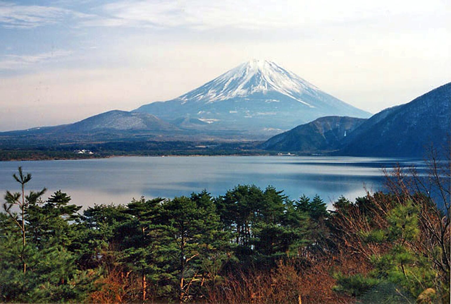 本栖湖の湖面に映る山。千円札はこの向きから描かれている