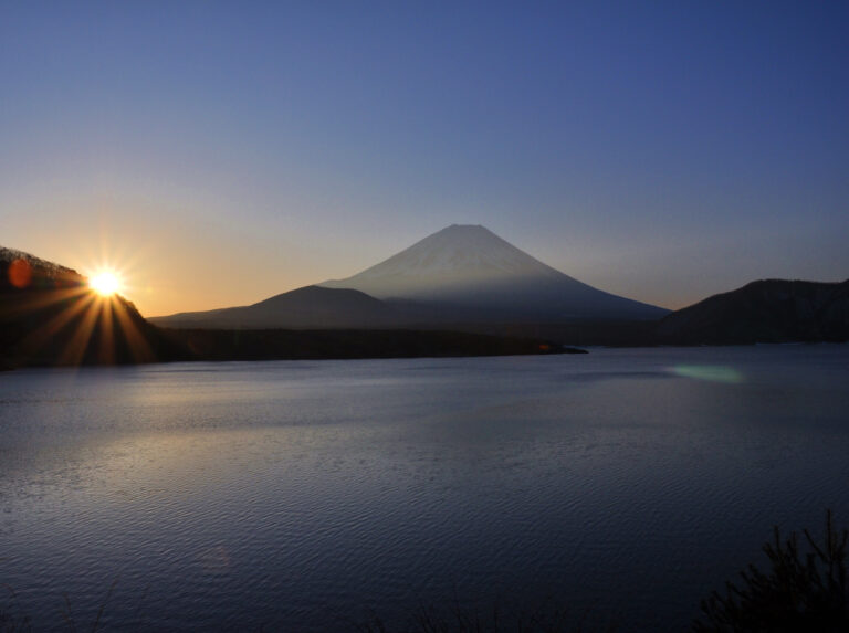 夜明けの本栖湖