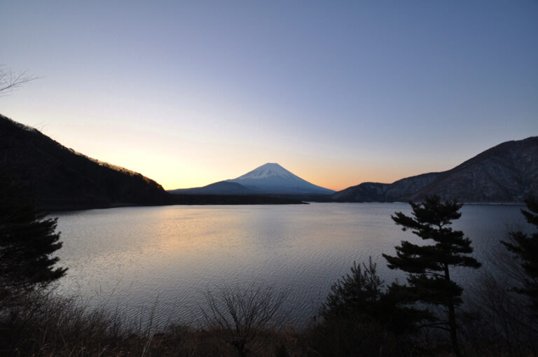 朝の本栖湖と山