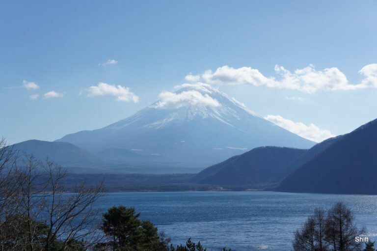 湖ごしの山
