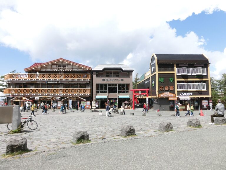 五合目の建物と石畳の広場