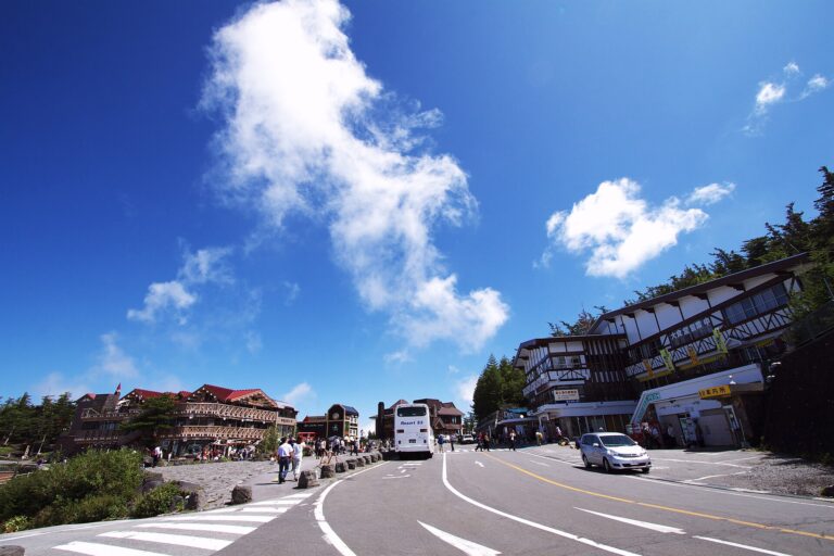 駐車場に並ぶ観光バス