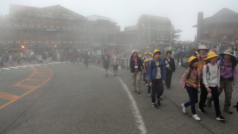 霧の五合目を歩く登山者の列