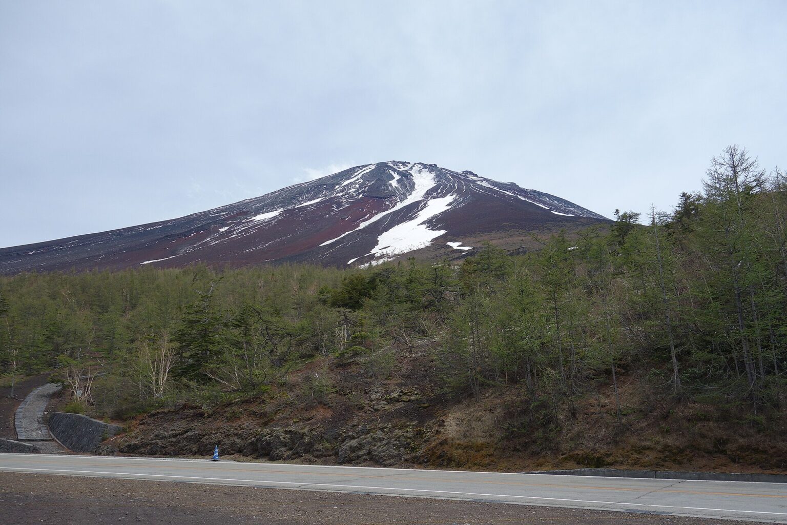 夏の富士山の山肌。この季節、雪はほとんど残っていない