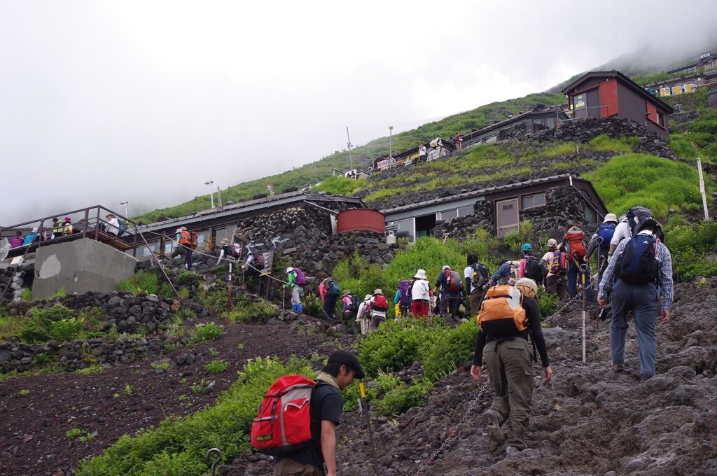 山小屋の前で休む登山者
