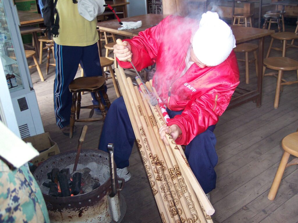 金剛杖に焼印を押してもらう