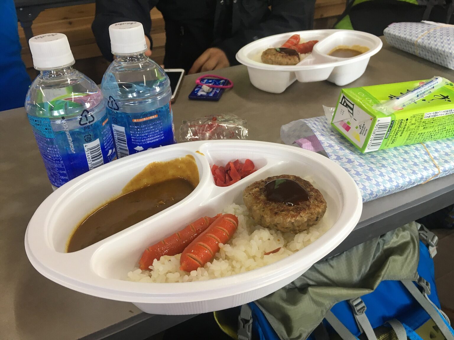 山小屋で出るカレーと、1本500円のペットボトル
