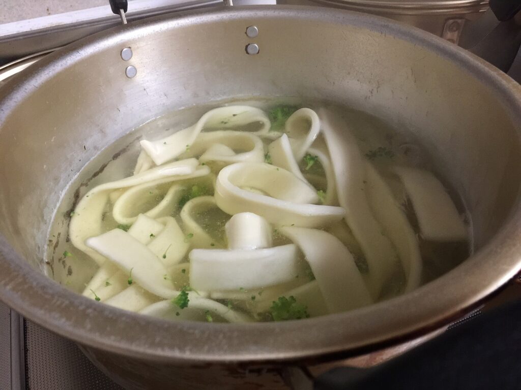 ほうとうの幅広の生麺。塩を入れずに打つ