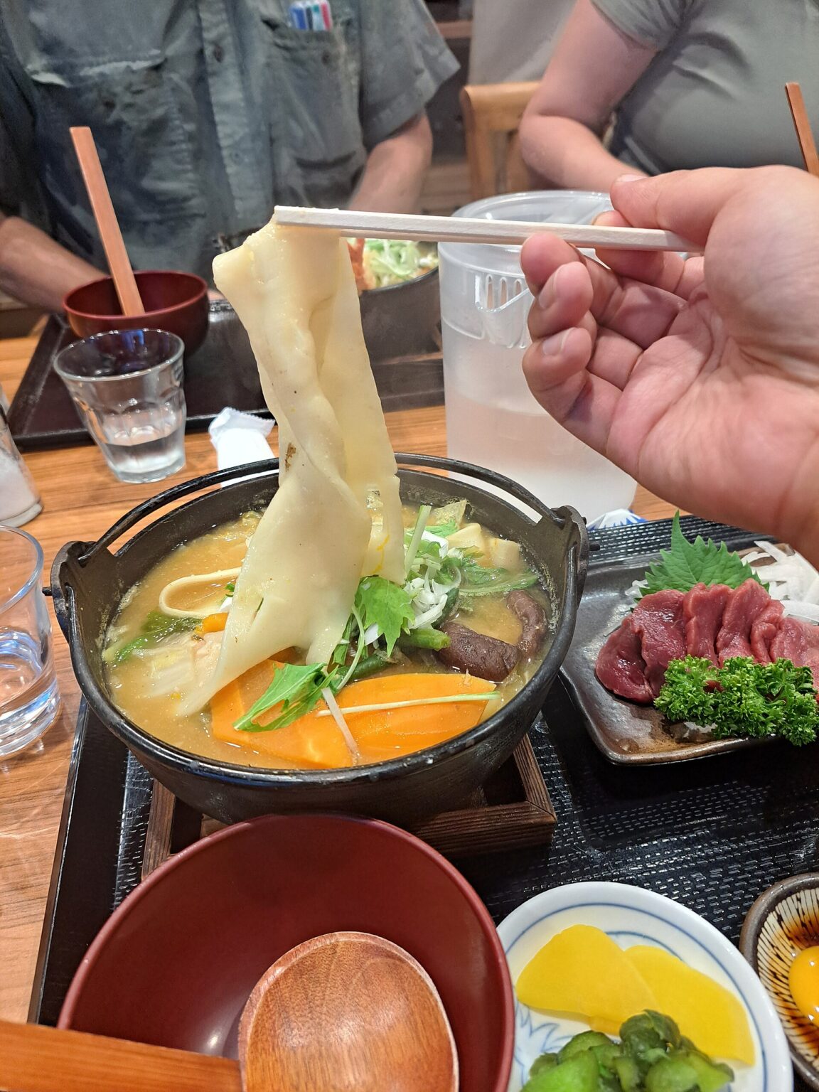 箸で持ち上げると、汁のとろみが糸を引く