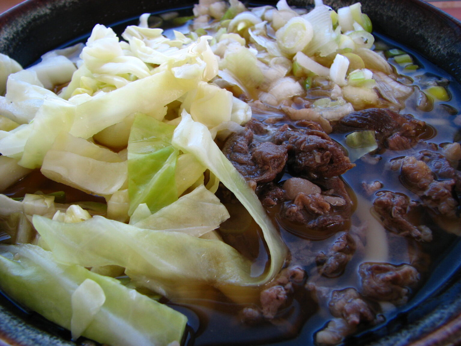 茹でキャベツと甘辛く煮た馬肉がのる