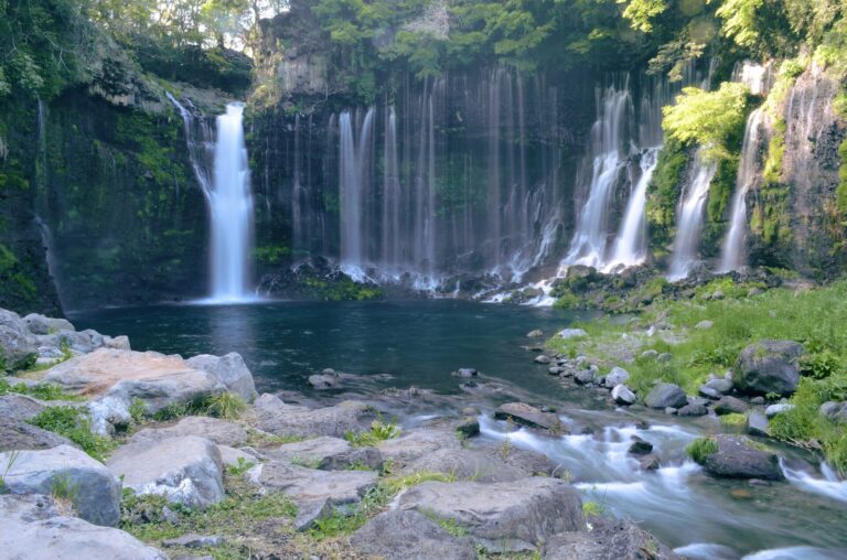 滝から流れ出す川