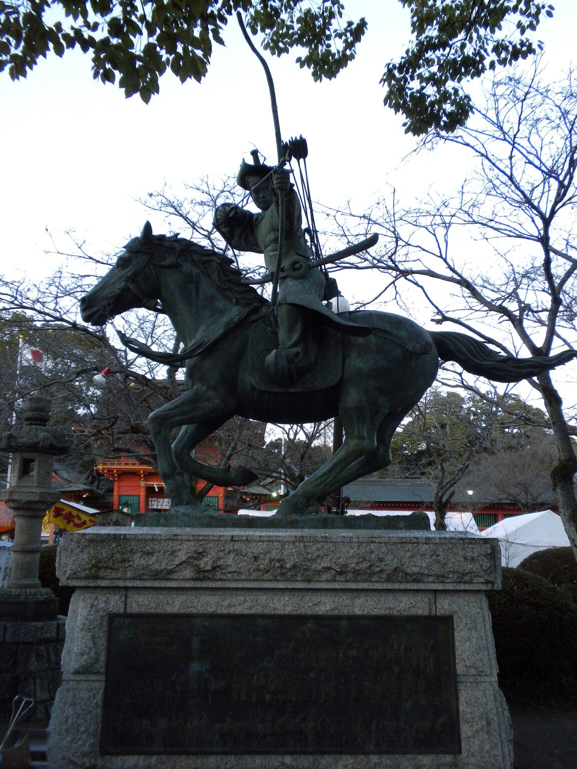 境内の流鏑馬の銅像