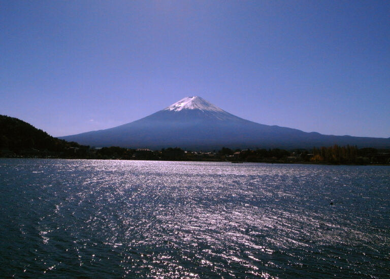 夕方の湖と山