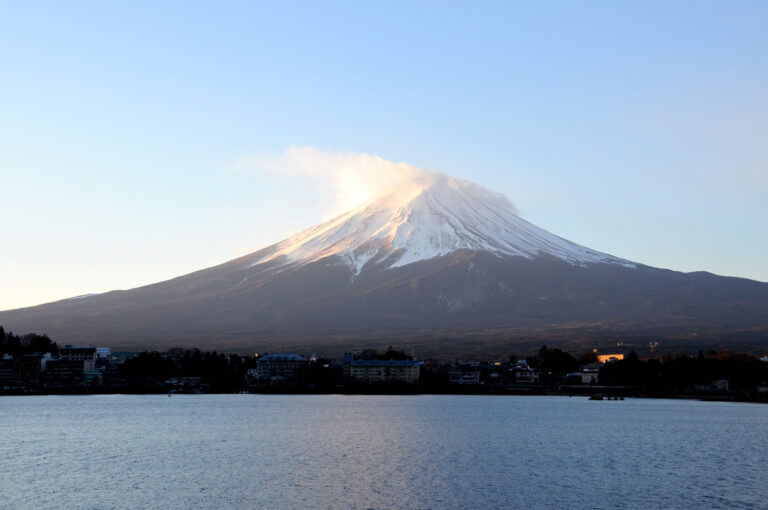 湖畔の町ごしに見る山