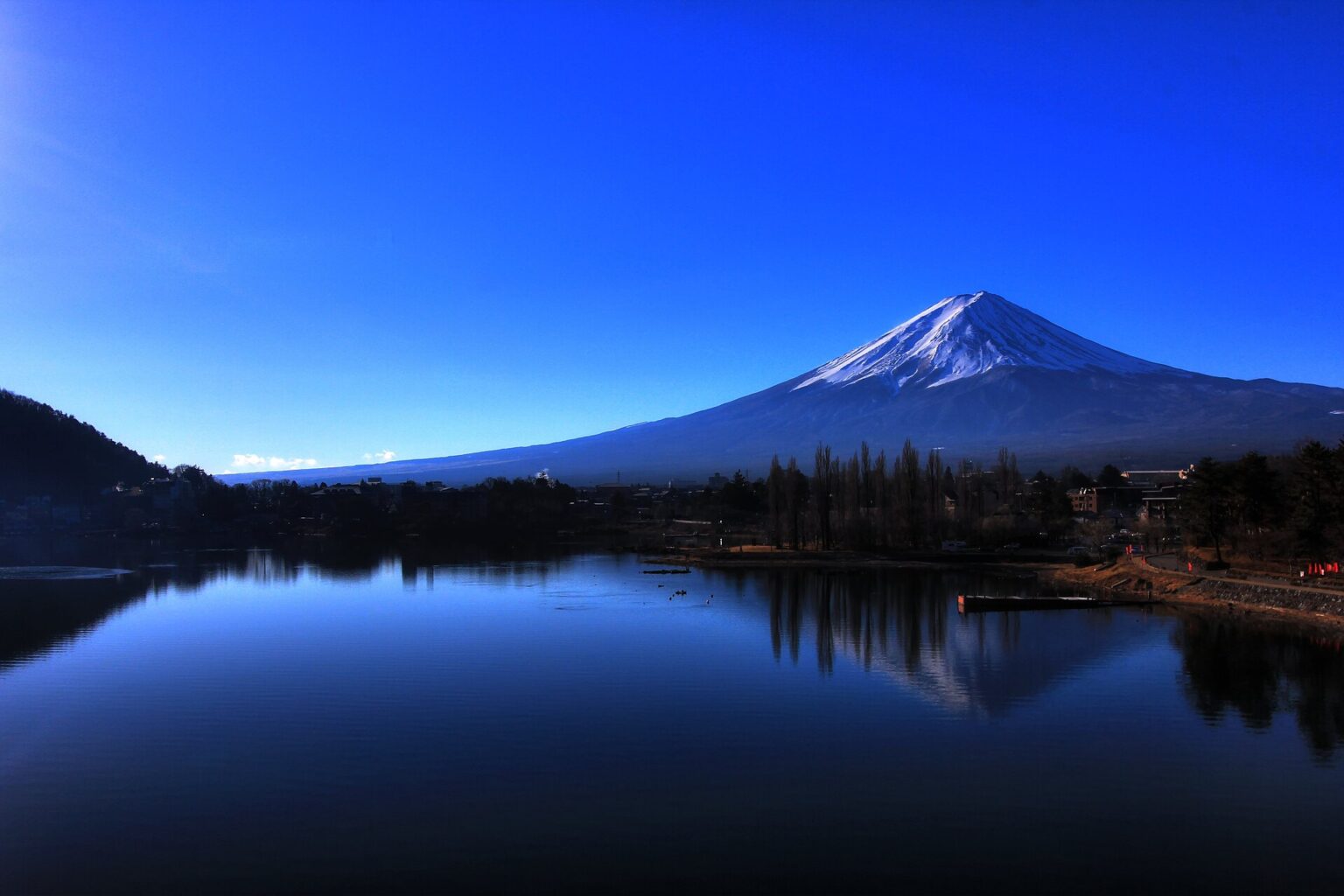 風のない朝の湖面に映る逆さ富士