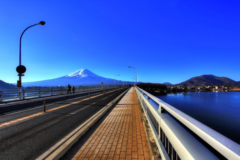 河口湖大橋の歩道