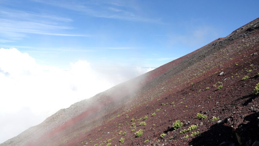 八合目から見上げる山肌と雲