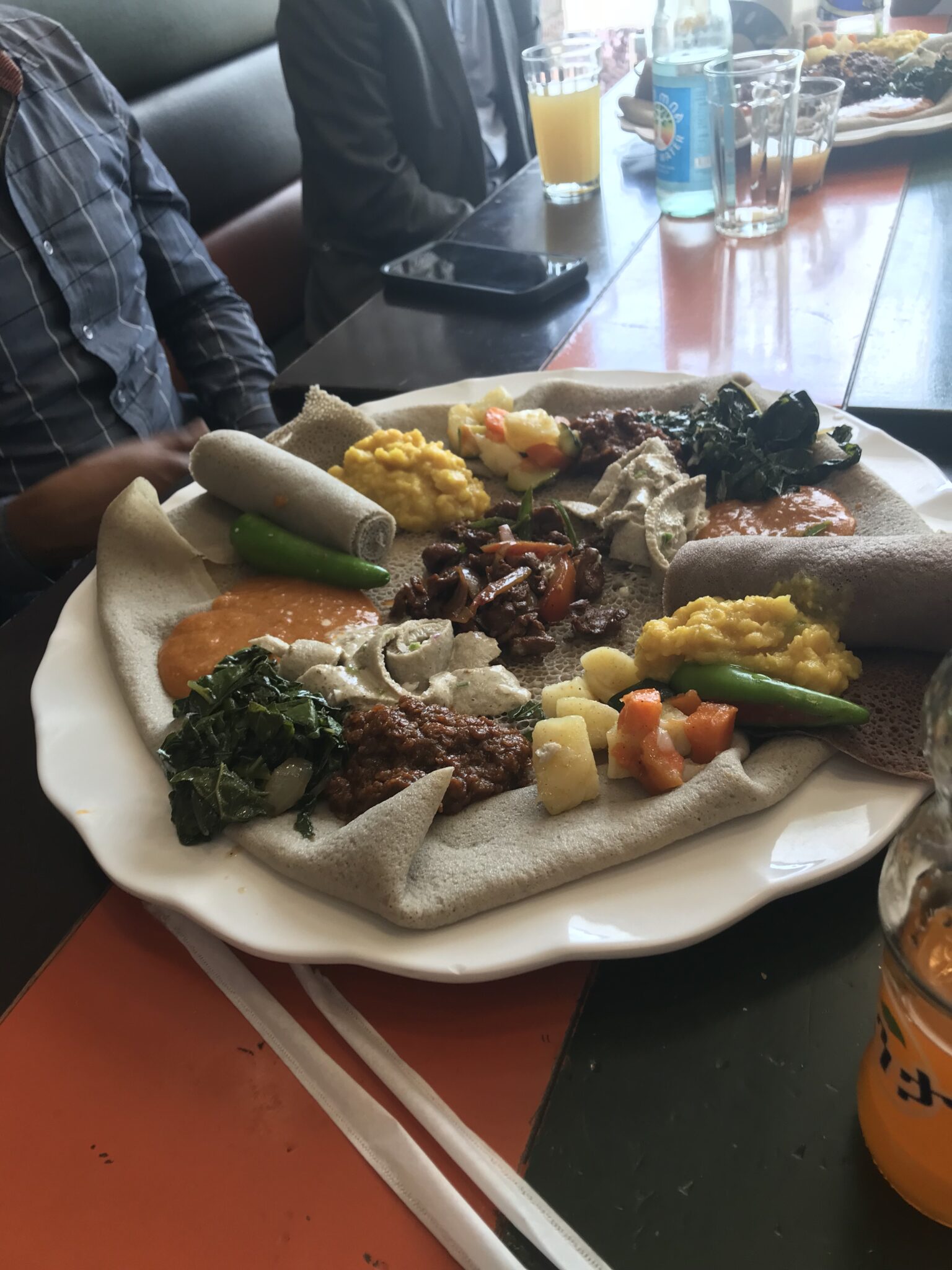 断食日の大皿。インジェラの上に肉を使わない料理だけを盛る
