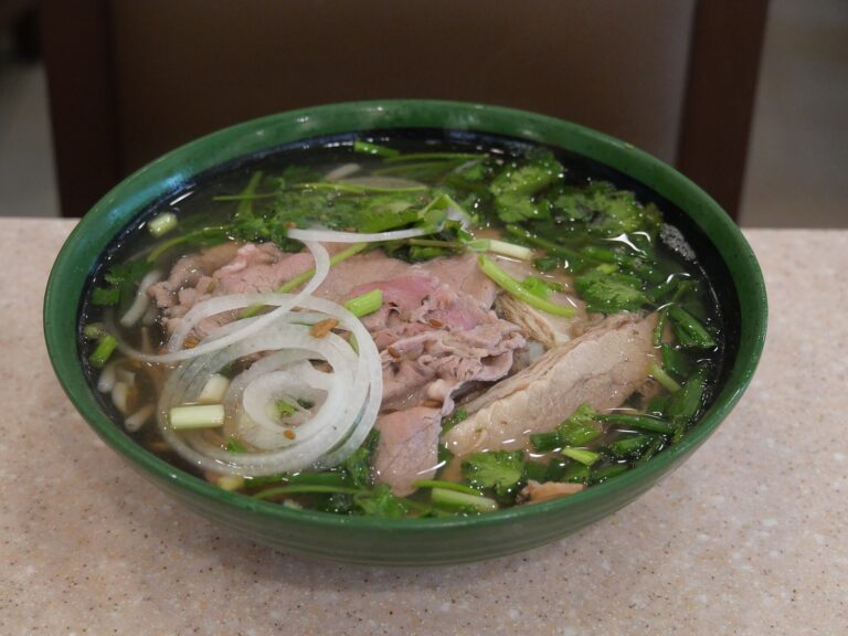 澄んだスープの麺
