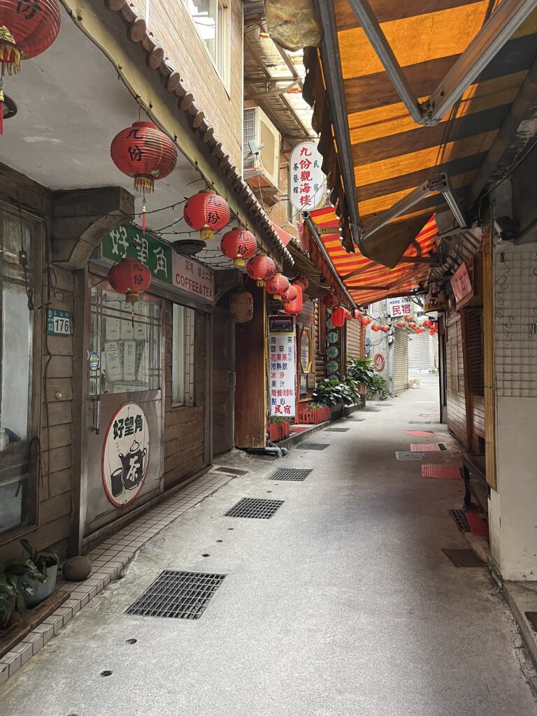 昼の九份の路地