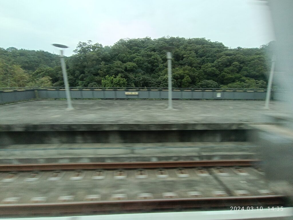 山あいを走る鉄道