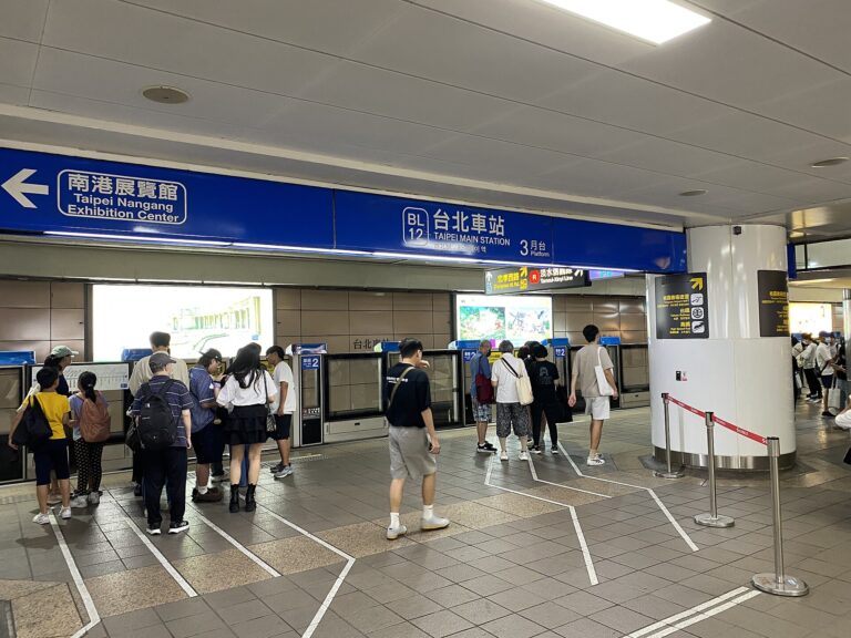 線路の上に立つ人々