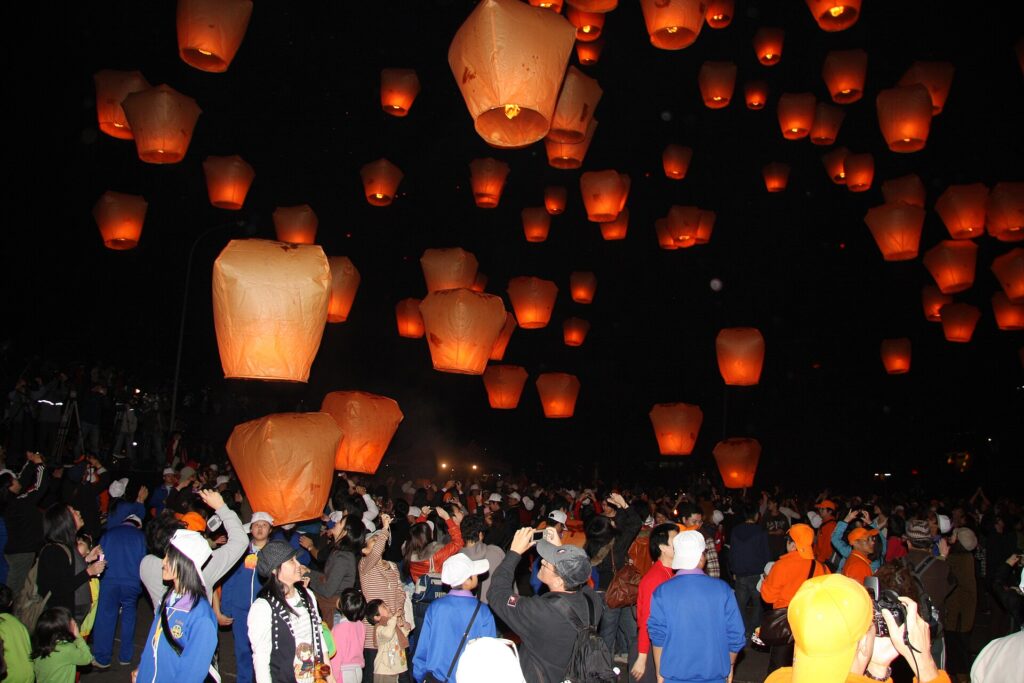 夜空を埋める天灯