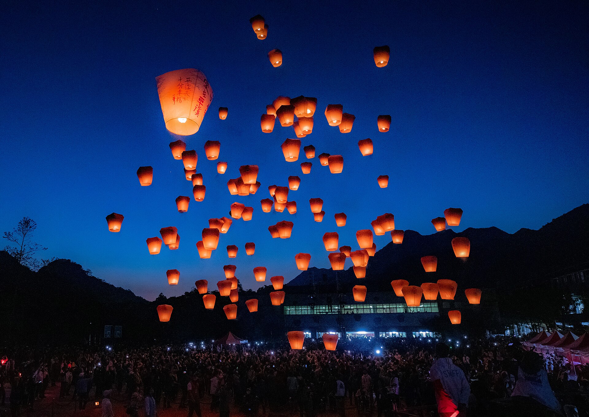 夜空に上がる無数の天灯